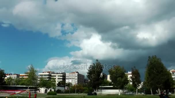 城市生活在伊兹密尔和多云的天空 — 图库视频影像