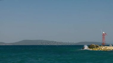 Kayalar ve deniz deniz feneri