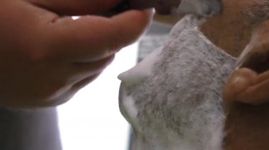 Yaşlı bir adam tıraş Kuaför cilt