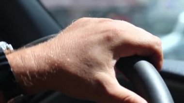 Araba tekerlek sürüş erkek el