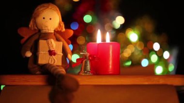 Kızı oyuncak ve mumlar