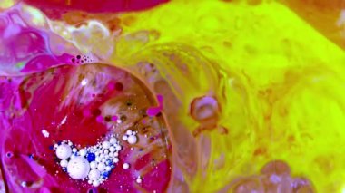 Renkli kaos mürekkep yayılmış sıvı ve küreler türbülans hareketi