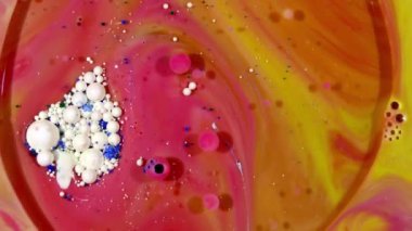 Renkli kaos mürekkep yayılmış sıvı ve küreler türbülans hareketi
