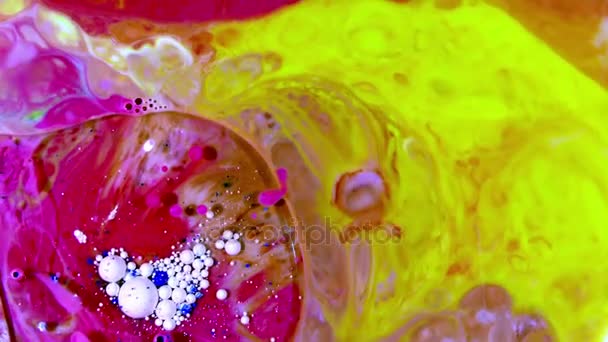 Propagation d'encre de chaos colorée dans le mouvement de turbulence des liquides et des sphères 