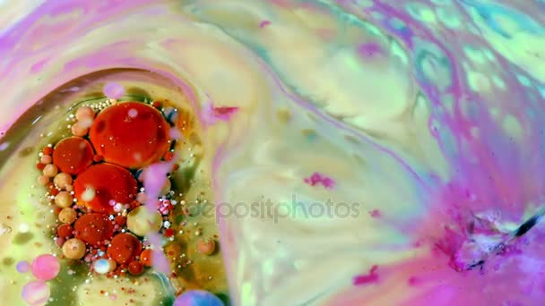 Propagation d'encre de chaos colorée dans le mouvement de turbulence des liquides et des sphères 