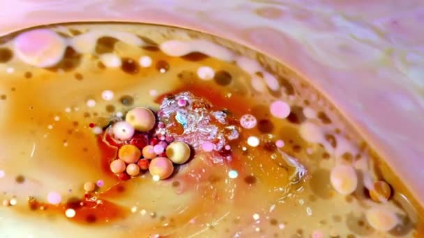 Propagation d'encre de chaos colorée dans le mouvement de turbulence des liquides et des sphères 