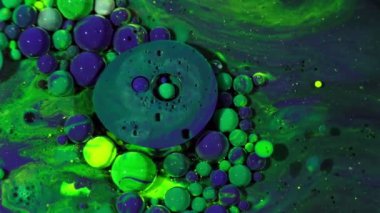 Renkli kaos mürekkep yayılmış sıvı ve küreler türbülans hareketi