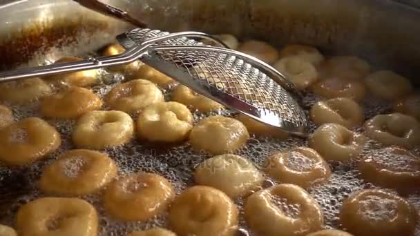 Lokma というトルコのアナトリア伝統的な甘いデザート ドーナツ — ストック動画