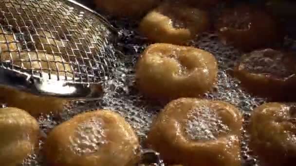 Lokma というトルコのアナトリア伝統的な甘いデザート ドーナツ — ストック動画