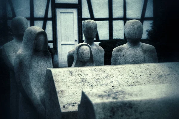 Retro Grunge yüzü olmayan insanlar ve Rip tabut heykel