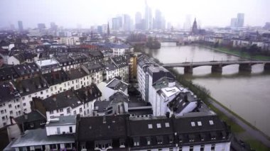  Frankfurt Almanya Maine Nehri ve karlı gün iş kuleleri 
