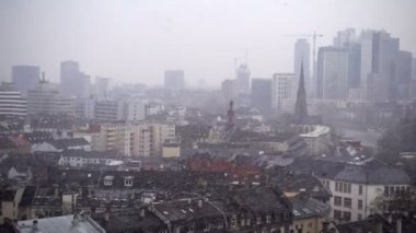  Frankfurt Almanya Maine Nehri ve karlı gün iş kuleleri 