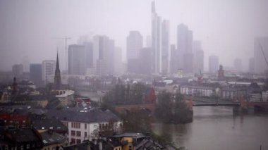  Frankfurt Almanya Maine Nehri ve karlı gün iş kuleleri 
