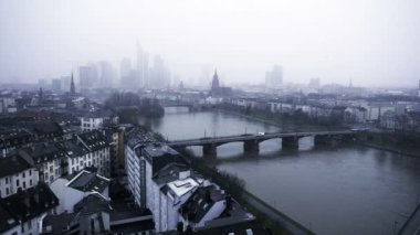  Frankfurt Almanya Maine Nehri ve karlı gün iş kuleleri 