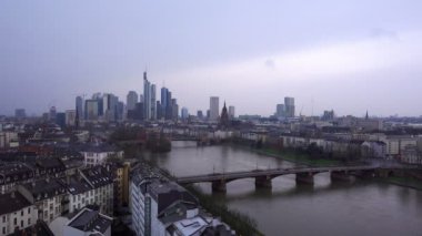  Frankfurt Almanya Maine Nehri ve karlı gün iş kuleleri 