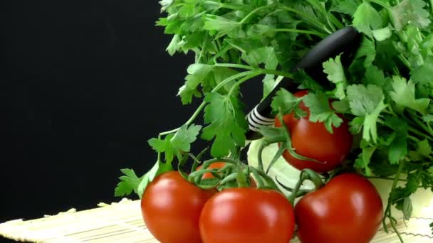 Frische Gemüsepetersilie Und Tomaten — Stockvideo