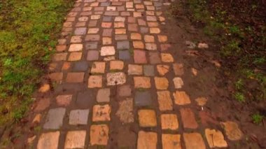 taş zeminde yürüyüş