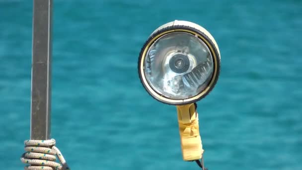 Lampe Auf Boot Und Meer — Stockvideo