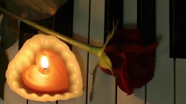 Gül ve mum piyano tuşları