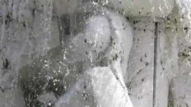 Şelale üzerinde mermer kadın heykeli