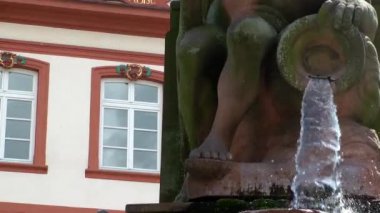 Çeşme ve heykel Frankfurt