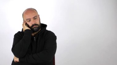 Cep telefonu için konuşan genç adam