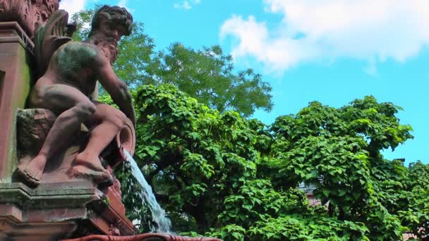 Wasserfallbrunnen Und Engelsstatue Frankfurt — Stockvideo