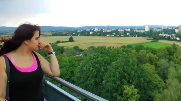 Молодая Девушка Смотрит Пейзаж Франкфурта — стоковое видео