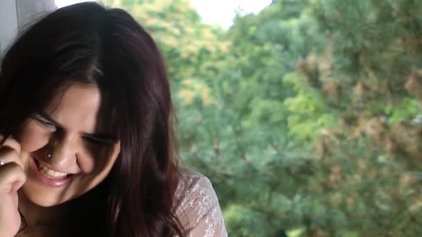 Jeune fille parlant avec téléphone portable 