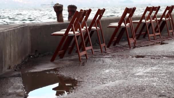 Καρέκλες Κοντά Στη Θάλασσα — Αρχείο Βίντεο