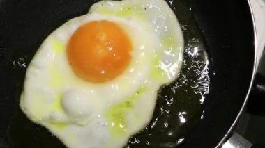 Tereyağı üzerinde lezzetli omlet yapmak