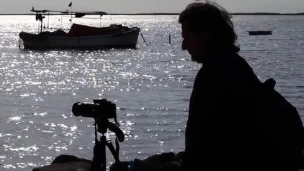 Людина Силует Фотографують Біля Моря — стокове відео