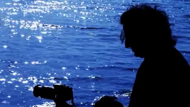 Homem Silhueta Tirar Fotos Perto Mar — Vídeo de Stock