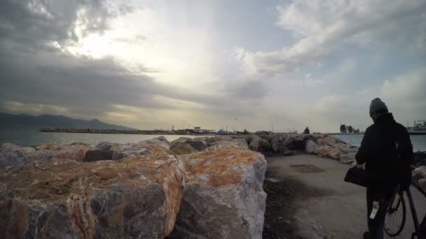 Uomo Bici Vicino Mare Sulla Darsena — Video Stock