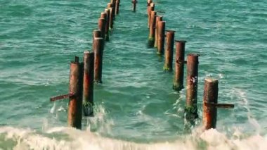 Denizin içinde paslı direkleri