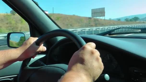 Hombre Está Conduciendo Sosteniendo Rueda Del Coche — Vídeos de Stock