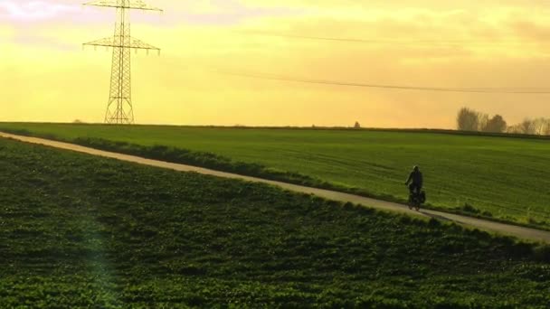 Mann Fährt Fahrrad — Stockvideo