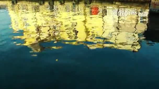 Bootsreflexion Auf Dem Wasser — Stockvideo