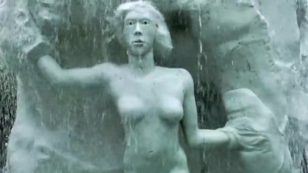 Mulher Estátua Sob Fonte Cachoeira — Vídeo de Stock