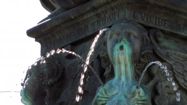 ドイツ フランクフルトの銅像から噴水滝 — ストック動画