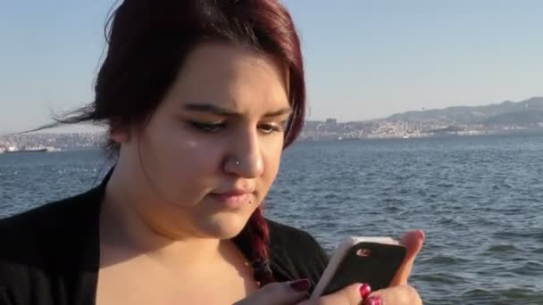 小女孩带着手机自拍在海边 — 图库视频影像