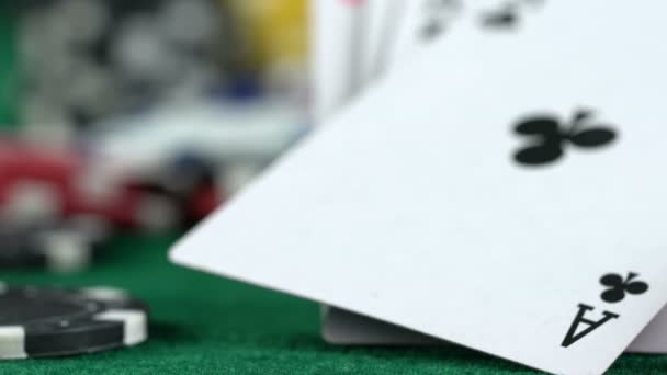 赌博筹码和红骰子 — 图库视频影像