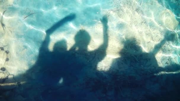 Gente Sombras Agua Mar — Vídeos de Stock