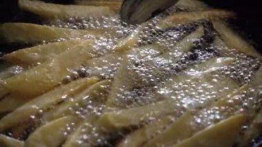 Kaynar sıcak yağda tavada kızarmış patates