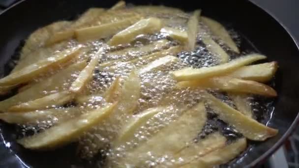 Kentang Rebus Goreng Hot Oil Pan — Stok Video