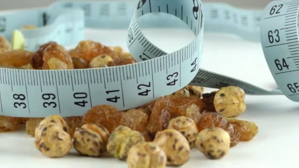 葡萄干与鹰嘴豆及测量宏视图 — 图库视频影像