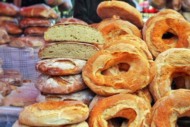 Çarşı içinde ekmek