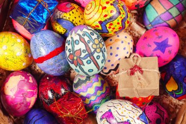 Renkli Paskalya yumurta ve hediye kutusu sembolü