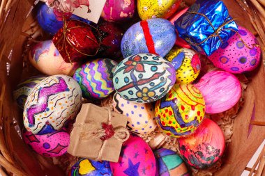 Renkli Paskalya yumurta ve ahşap sepet hediye kutusunda sembol