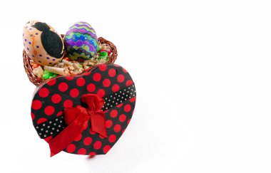 Sepet kalp şeklinde renkli Paskalya yortusu yumurta